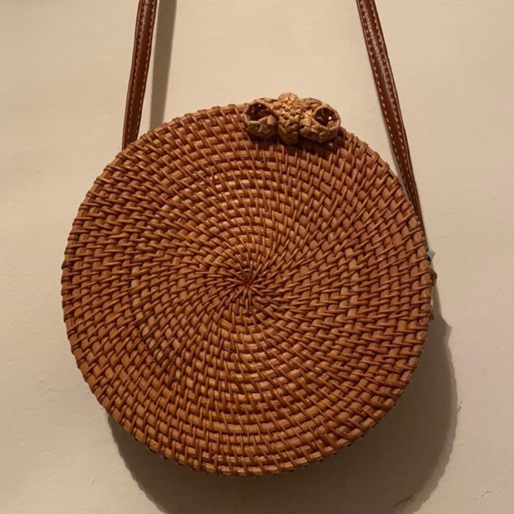 Round Lined Bamboo Straw Crossbody Purse